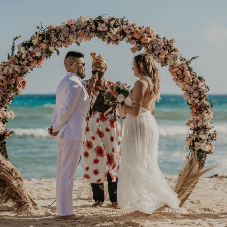 novios corriendo en la playa de san andres