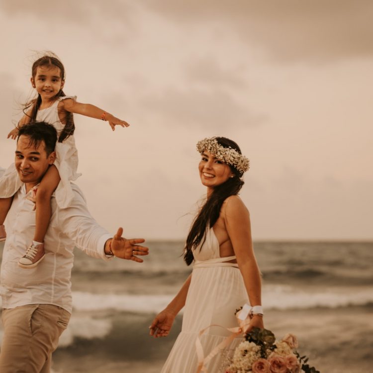 novia en arco de flores en san andres