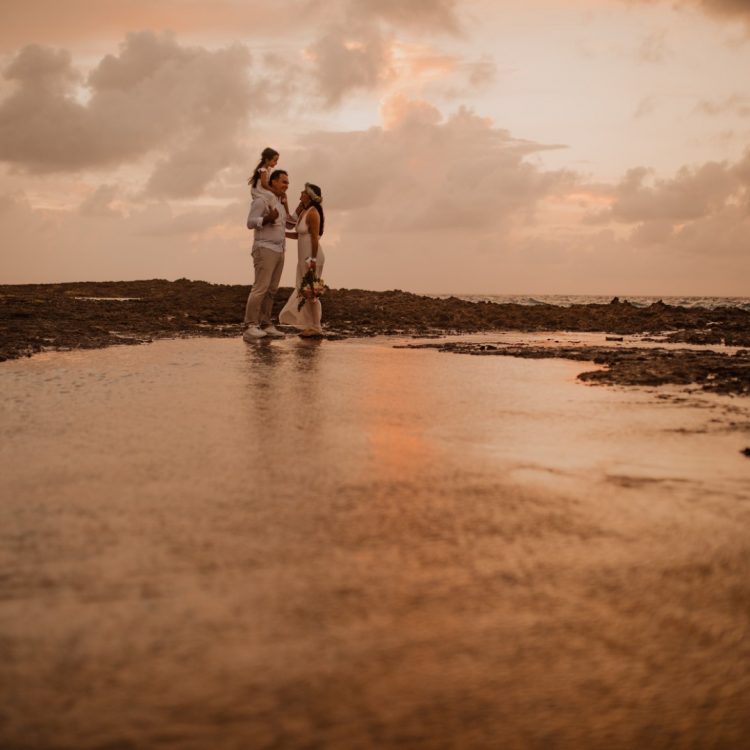 novia en arco de flores en san andres