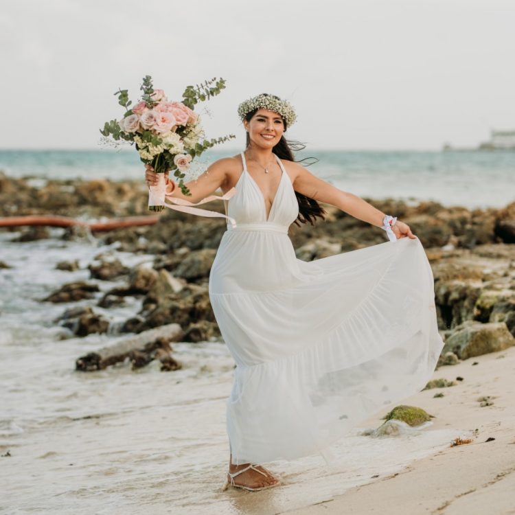 novia en arco de flores en san andres