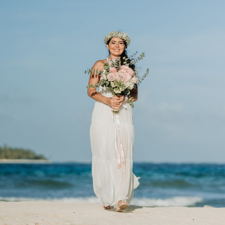 novia en arco de flores en san andres