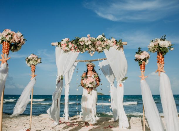 novia en arco de flores en san andres