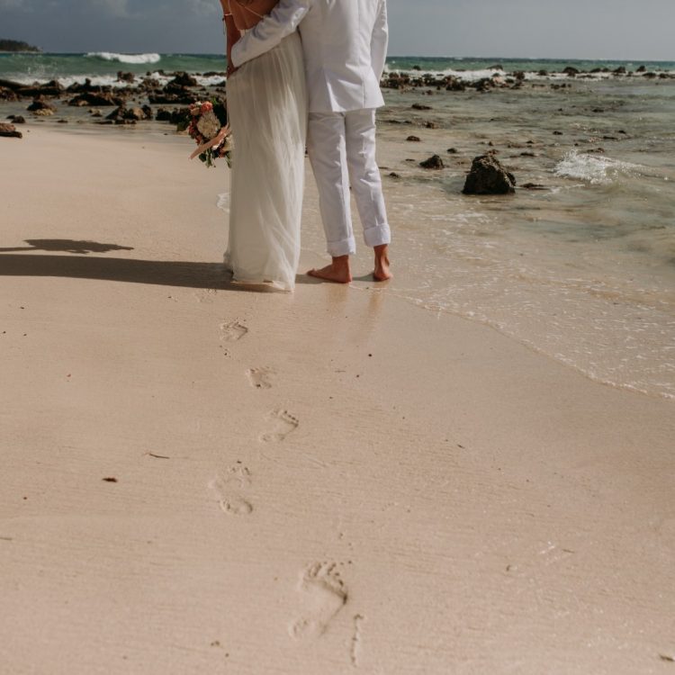 novios corriendo en la playa de san andres