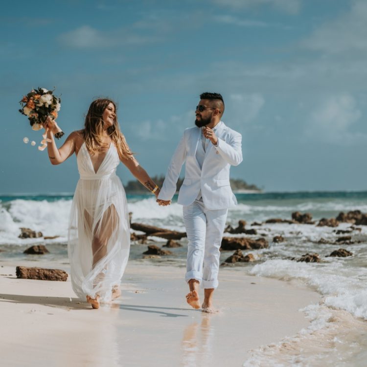 novios corriendo en la playa de san andres