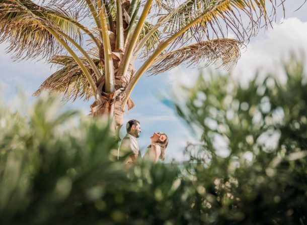 Pareja bajo una palmera en San Andrés con dirección fotográfica natural